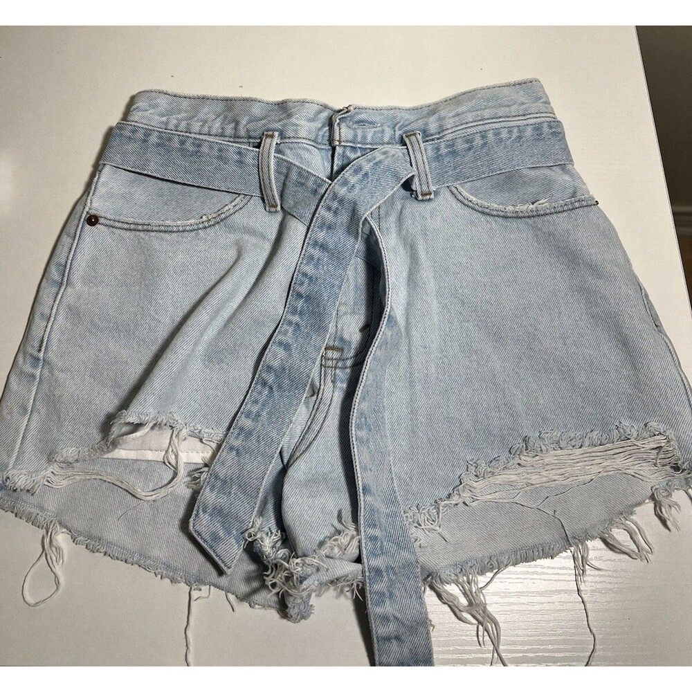 Abercrombie and Fitch Women's Natural Rise Shorts. DENIM blue, belt. Size 28/6